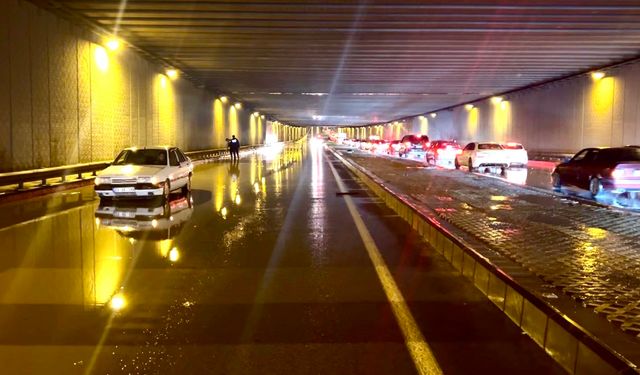 Malatya'da Alt Geçitler Suyla Doldu, Gözler Karayollarına Çevrildi