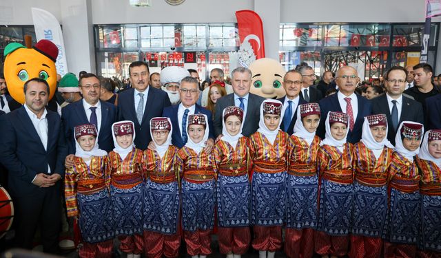 Malatya'da Kitap Şöleni Başladı: 300 Yayınevi, 350 İmza Etkinliği