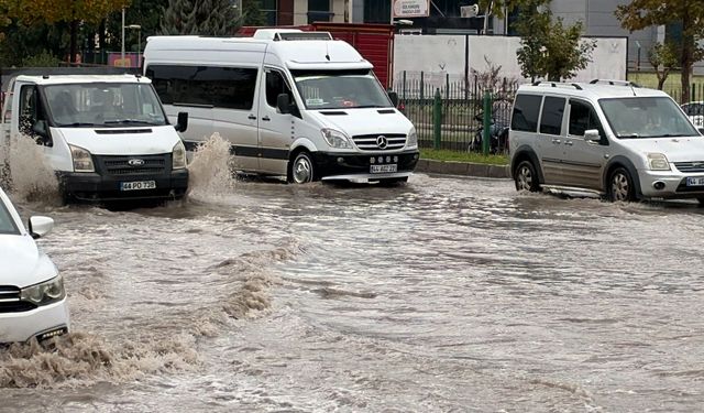 Malatya'da Sağanak Yağış Hayatı Olumsuz Etkiledi