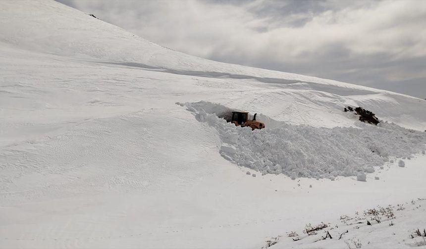 Hakkari'de üs bölgelerinin yolunda karla mücadele sürüyor