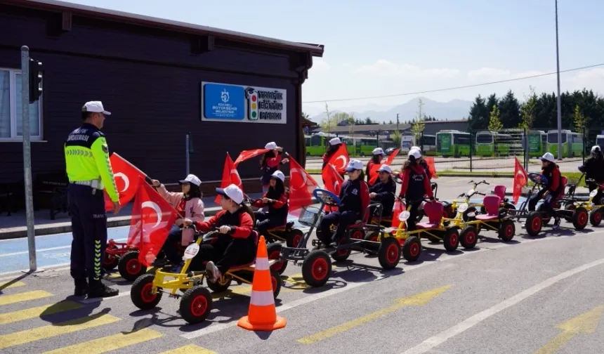 Trafik Eğitim Parkı'nda Türk bayrağıyla renkli kutlama