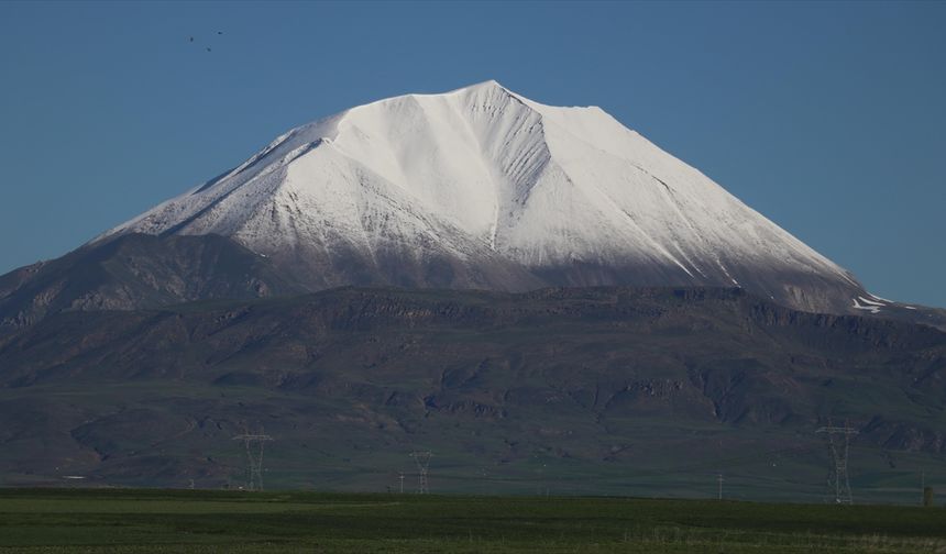 Ağrı'daki Kösedağ'ın zirvesi baharda karla kaplandı