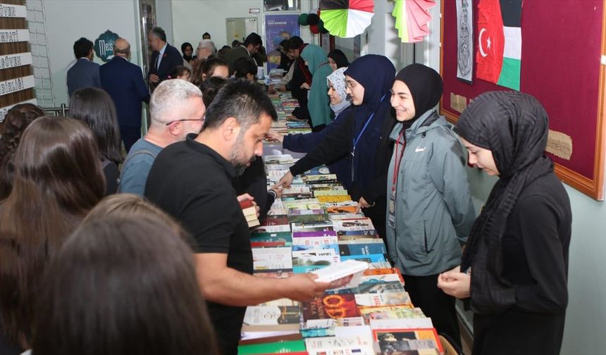 Amasya'da bir grup öğrenci, kitaplarını kermeste satıp gelirini Gazze'ye gönderdi
