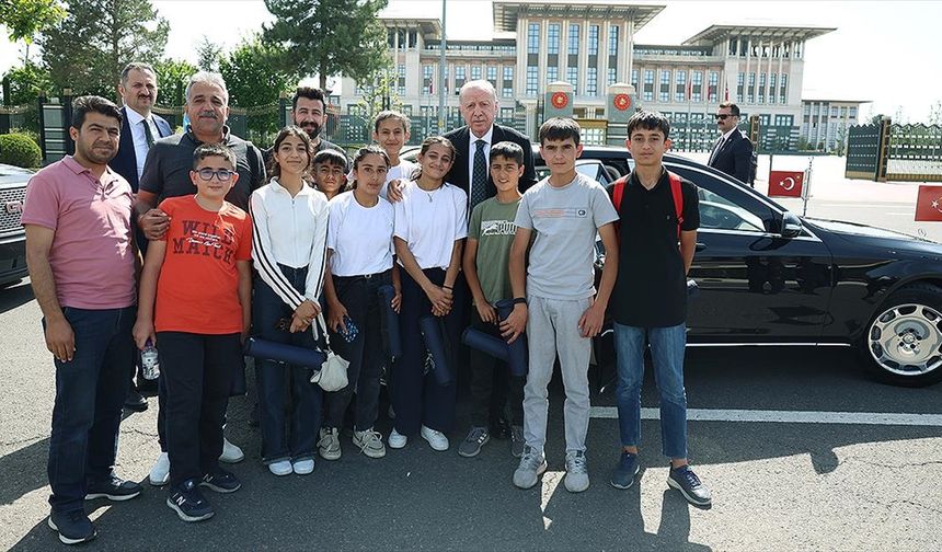 Cumhurbaşkanı Erdoğan, Adıyaman'dan gelen çocuklarla görüştü