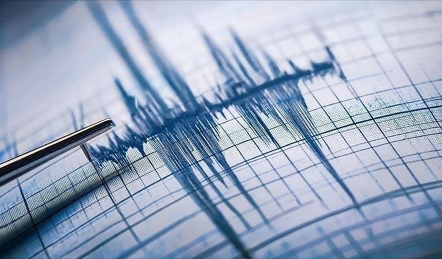 Endonezya'da 5,7 büyüklüğünde deprem