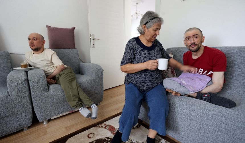 Engelli iki oğluna şefkatle bakıyor