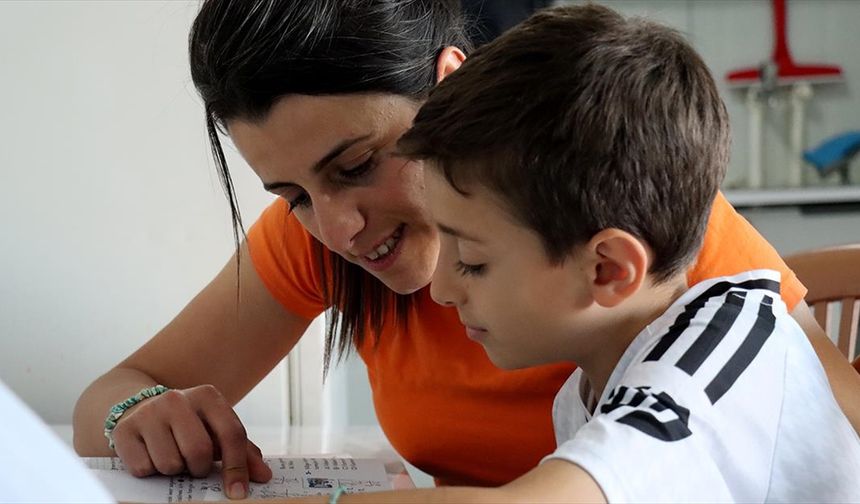 Enkazda sesiyle hayata tutunduğu oğluna hem annelik hem babalık yapıyor
