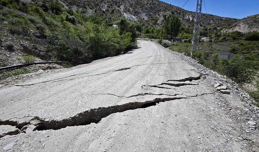 Erzurum'un Uzundere ilçesinde toprak kayması meydana geldi