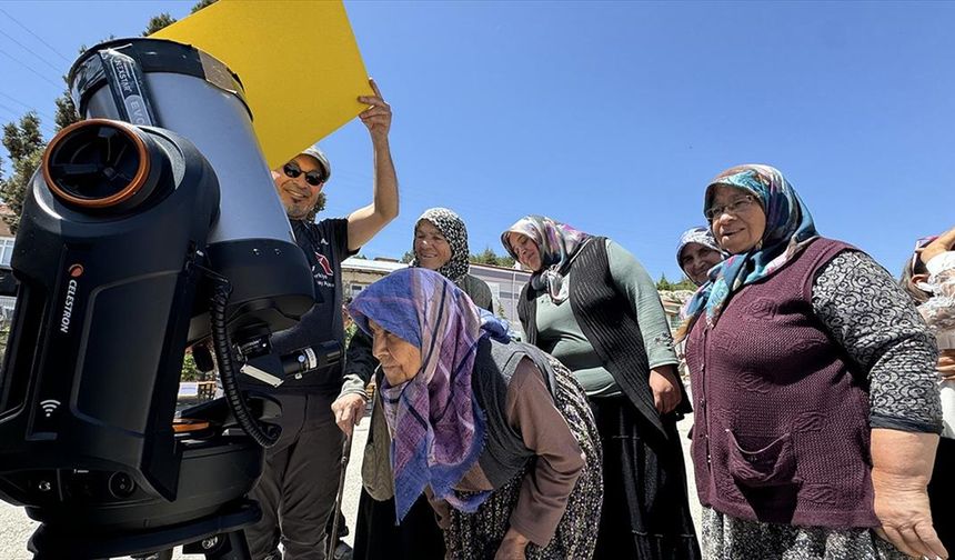 Fen bilimleri öğretmeni şehir şehir dolaşıp teleskopla gözlem etkinliği düzenliyor