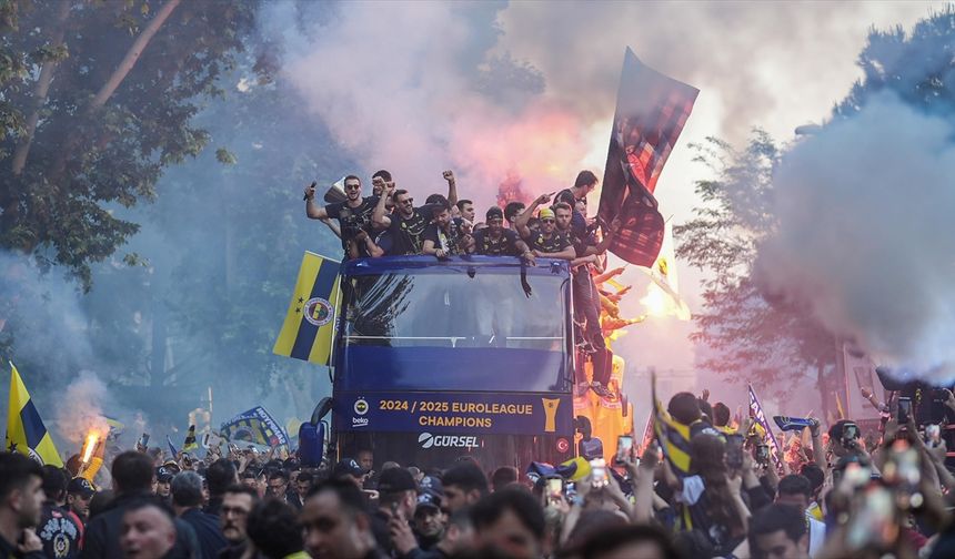 Fenerbahçe Beko, THY Avrupa Ligi şampiyonluğunu taraftarıyla kutladı