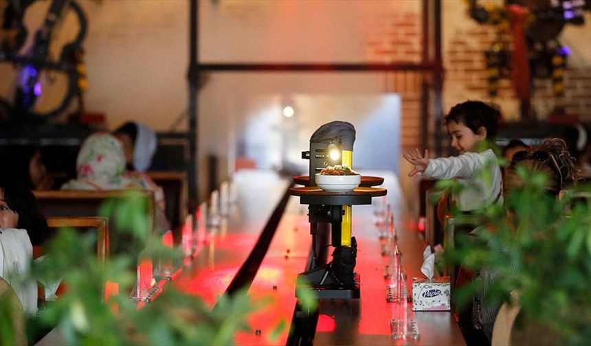 Garsonları robotlar olan Tahran'daki restoran, müşterilerine alışılmışın dışında bir deneyim sunuyor