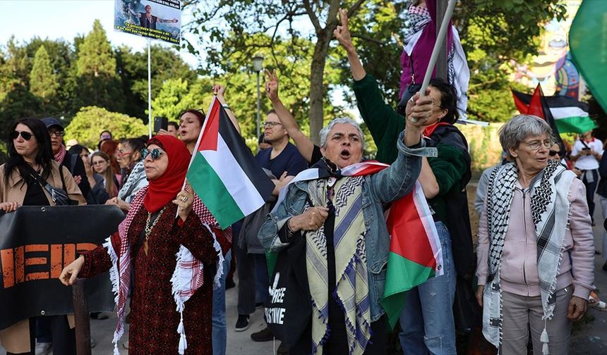 "Gazze tamamen yok edilmeli" sözüyle tanınan İsrailli şarkıcının Paris konseri tepki topladı