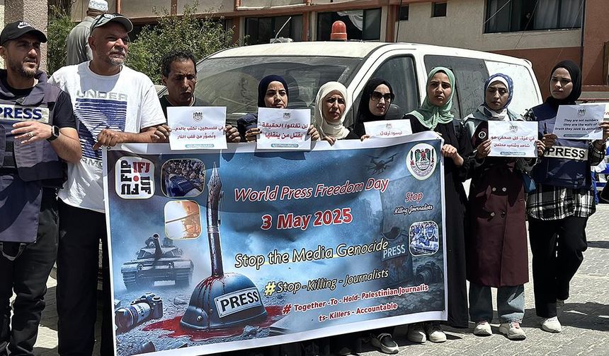 Gazze'deki gazeteciler, İsrail'in soykırımına son verilmesi talebiyle eylem yaptı