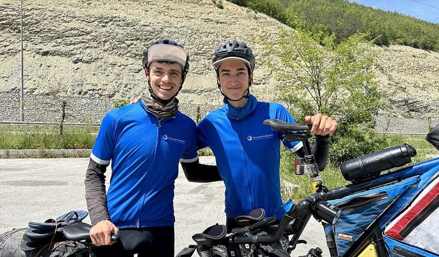 İki Alman gezgin kanserle mücadele farkındalığı için 13 bin kilometre pedal çevirerek Çin Seddi'ni aşacak