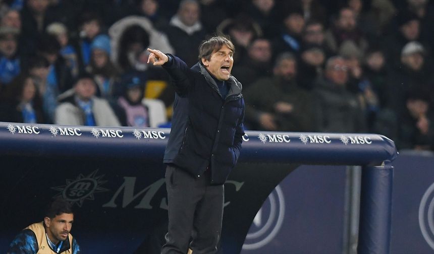 İtalya'da şampiyon Napoli'nin teknik direktörü Conte takımda kalacak
