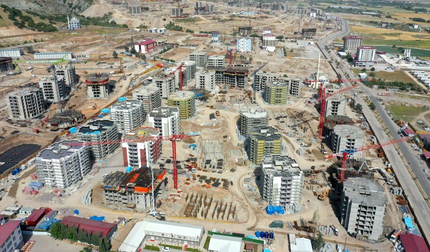 Kahramanmaraş'ın en büyük şantiyesinde konutlar ve iş yerleri yıl sonunda teslim edilecek