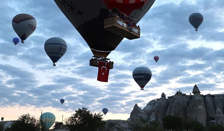 Kapadokya'da gökyüzü Türk bayrakları ve Atatürk posterleriyle süslendi