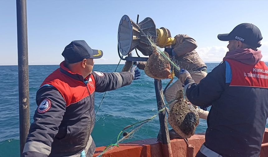 Karadeniz'de kaçak bırakılan 44 bin metre ağ toplandı