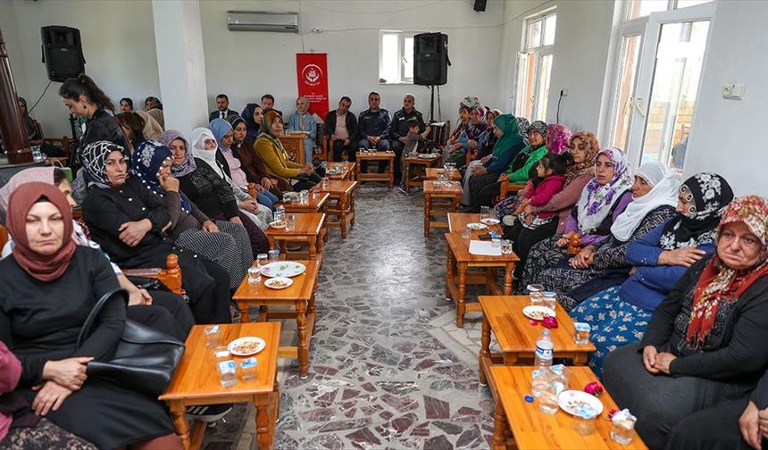 Kırsaldaki mahalleleri gezen ekipler kadınların kamu hizmetlerine ulaşmasını sağlıyor