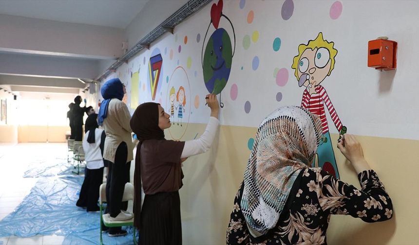 Kütahya'da üniversite öğrencileri ilkokul koridorlarını bilim ve sanat çizimleriyle renklendirdi