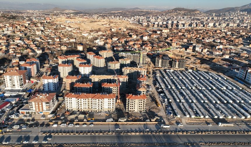 Malatya'da deprem konutlarının yapımı sürüyor