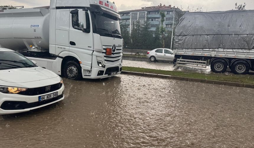 Malatya'da sağanak ve dolu etkili oldu