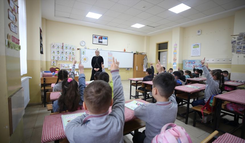 Öğretmenlerin il içi isteğe bağlı yer değiştirme başvuruları 12 Mayıs'ta başlıyor