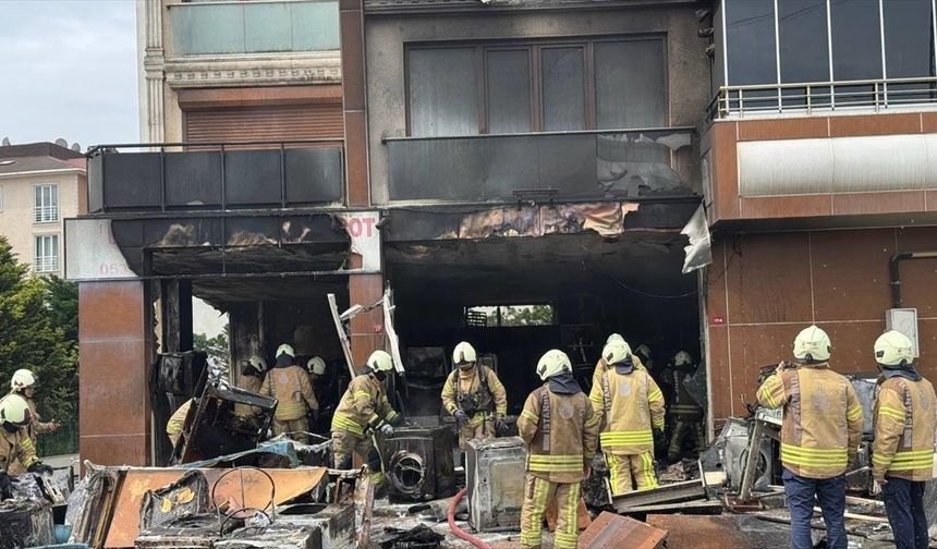 Pendik'te yanan iş yeri kullanılamaz hale geldi