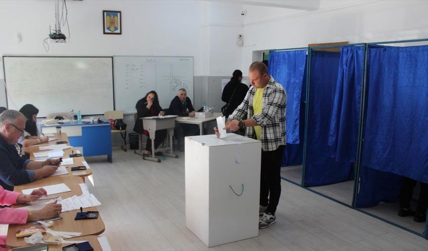 Romanya'da halk cumhurbaşkanı seçiminin ikinci turu için sandık başında