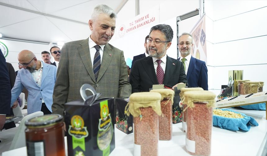 Ticaret Bakanı Bolat ile Tarım ve Orman Bakanı Yumaklı 7. Etnospor Kültür Festivali'nde stantları gezdi