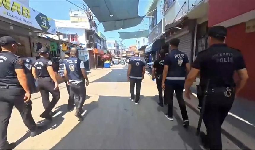 Ülke genelindeki denetimlerde 49 göçmen kaçakçılığı organizatörü yakalandı