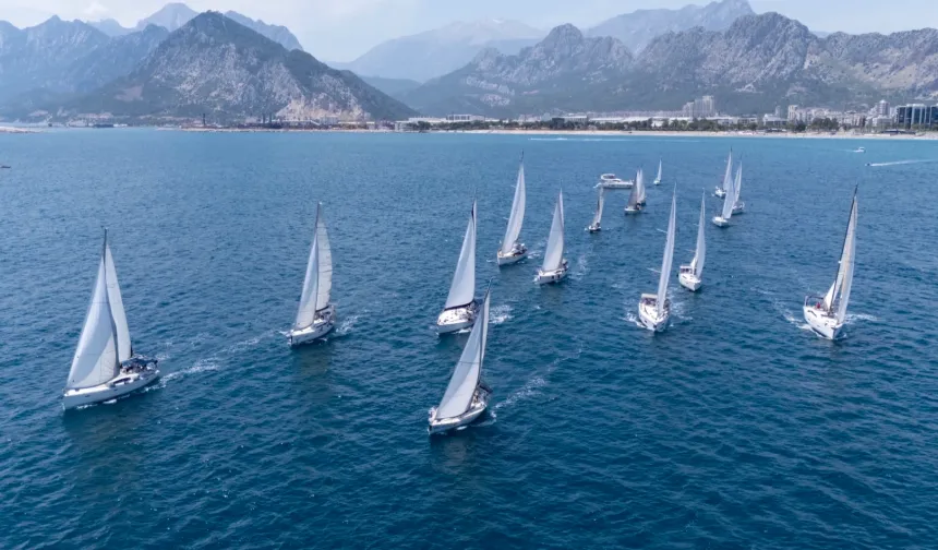 Antalya Körfezi'nde heyecan dolu yarış