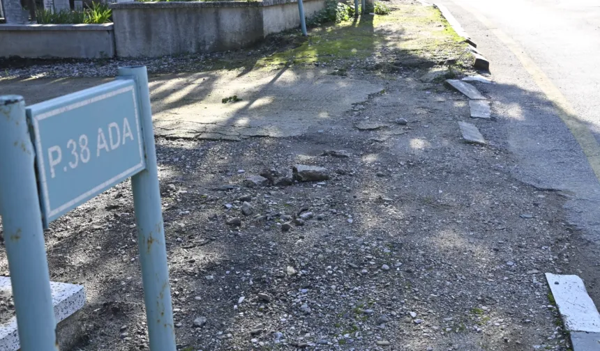 Kırtık Mezarlığı’nda bozulan kaldırımlar yenilendi