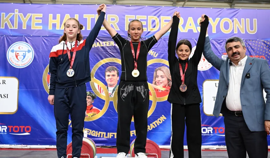 Naim Süleymanoğlu Spor Kompleksi’nde halter rüzgarı