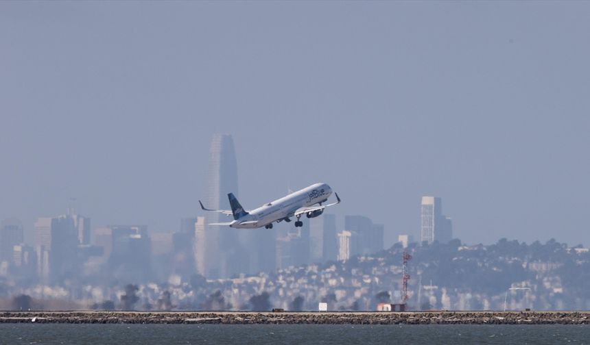 ABD'nin Boston kentindeki havalimanına inen Jet Blue uçağı pistin dışına çıktı