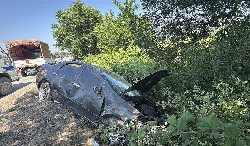 Anadolu Otoyolu'nda otomobil ile tankerin çarpıştığı kazada 7 kişi yaralandı