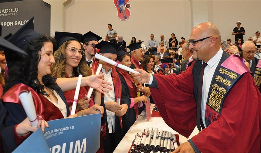 Anadolu Üniversitesinde 7'den 77'ye mezunlar için tören düzenlendi