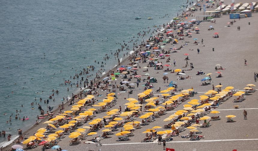Antalya'da sahillerde bayram yoğunluğu yaşanıyor