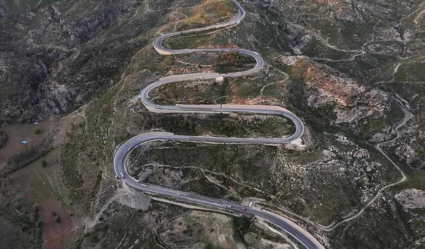 Demirkapı Tüneli'ne bağlanan kıvrımlı yol dronla görüntülendi