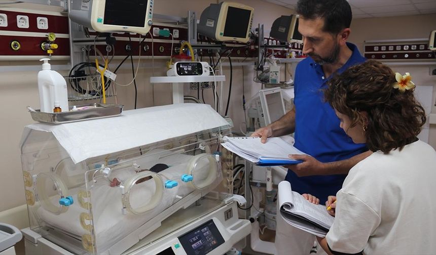 Diyarbakır'da 2 kilo 400 gram doğan bebeğin yaşaması için midesine tüp takıldı