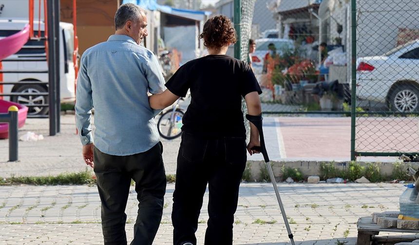 En büyük hayali deprem yüzünden yürüme zorluğu yaşayan kızının sağlığına kavuşması