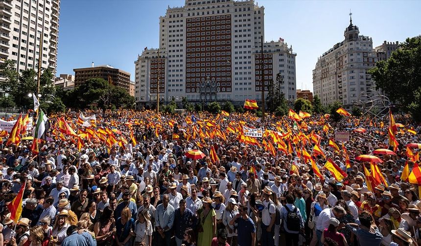İspanya'da merkez sağcı ana muhalefet "erken seçim" talebiyle Madrid'de gösteri yaptı