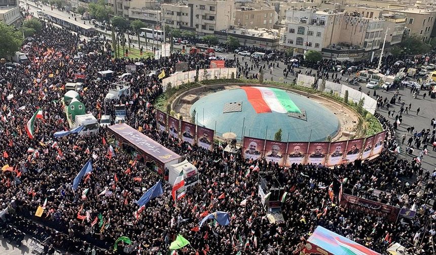 İsrail’in saldırılarında hayatını kaybeden yetkililer ve bilim insanları için Tahran’da cenaze törenleri düzenlendi