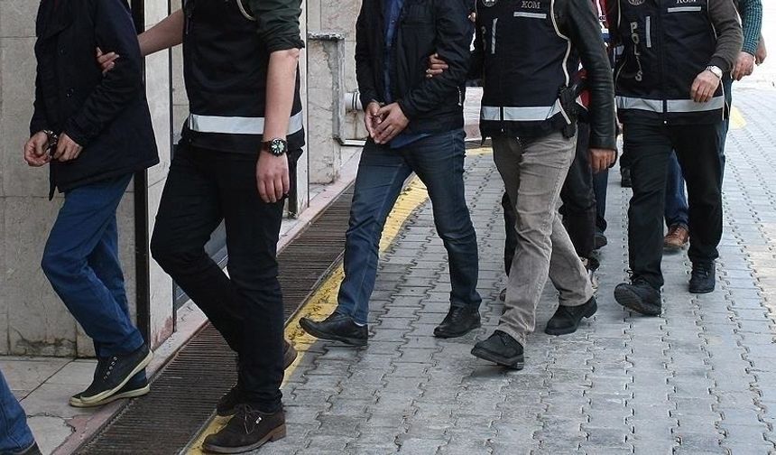 Kişileri kumar oynamaya teşvik ettiği iddiasıyla yakalanan 11 sosyal medya fenomeni adliyede