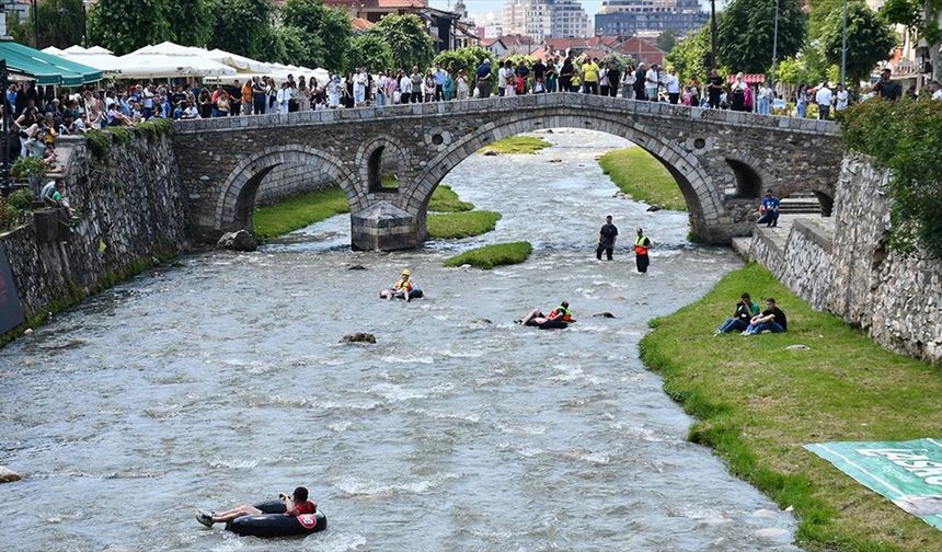 Kosova'da adrenalin tutkunları çevre kirliliğine dikkati çekmek için nehirde şambrellerle rafting yaptı