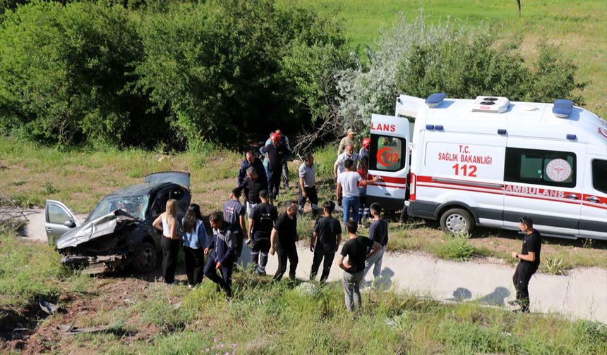 Malatya'da şarampole devrilen otomobildeki 2 kişi yaralandı