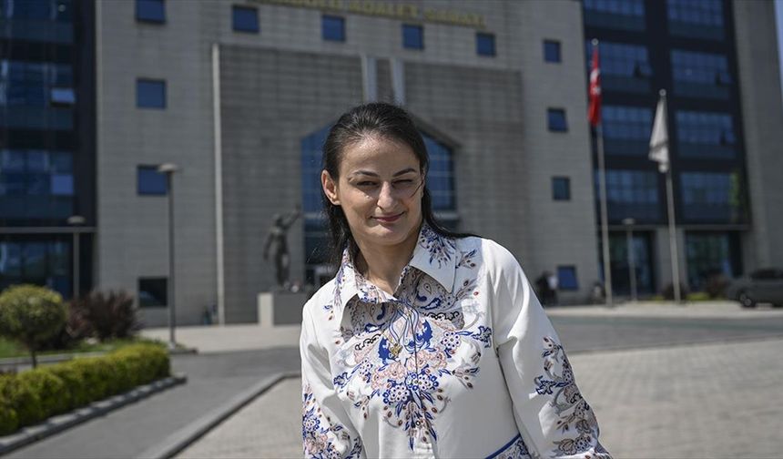 Serebral palsiyle mücadele eden adliye memuru engelini yazdığı şiirlerle aşıyor