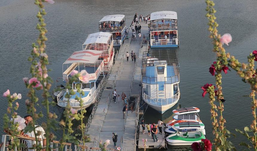 Tarihi Hasankeyf ilçesi bayramda 125 bini aşkın misafir ağırladı