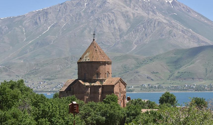 Van Gölü'ndeki Akdamar Adası'nı bu yıl yaklaşık 60 bin kişi ziyaret etti