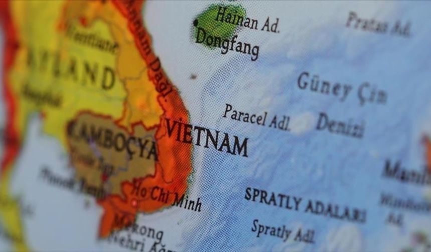 Vietnam'ın Güney Çin Denizi'nde kontrol ettiği adacık ve resifleri genişlettiği iddia edildi